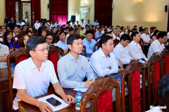 Các cử tri tham dự hội nghị.