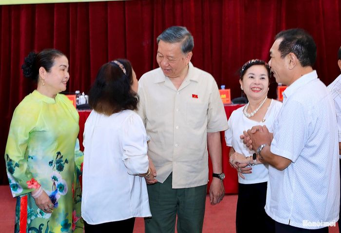 Tổng Bí thư, Chủ tịch nước Tô Lâm trao đổi với các cử tri.