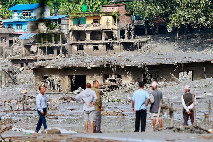 Nhà cửa bị hư hại sau lũ quét và sạt lở đất tại Devighat, huyện Nuwakot, Nepal, ngày 21-9. Ảnh: Reuters