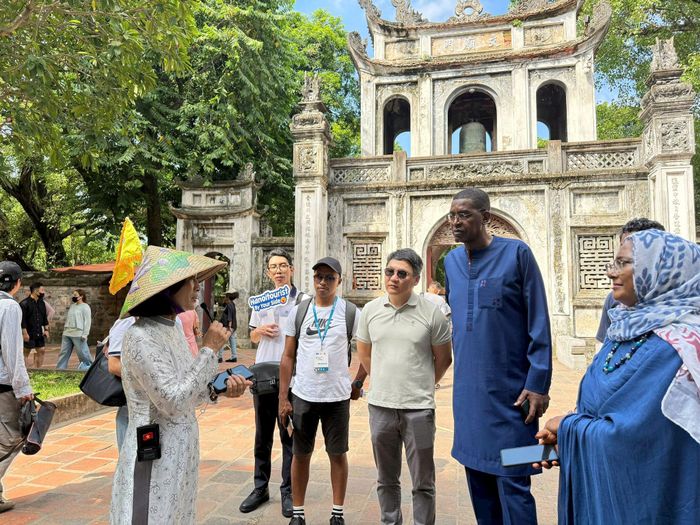 Đoàn tham quan Di tích Quốc gia đặc biệt Văn Miếu - Quốc Tử Giám. Ảnh: Hoàng Lân