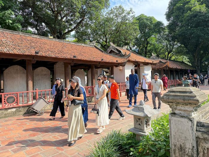 Tại Văn Miếu - Quốc Tử Giám, đoàn tham quan và tìm hiểu truyền thống đạo học Việt Nam và công tác bảo tồn, phát huy di sản tư liệu thế giới. Ảnh: Hoàng Lân