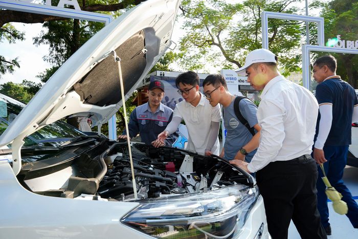 Công nghệ hybrid trở thành điểm nhấn trong không gian giới thiệu các mẫu xe Toyota. Ảnh: PV