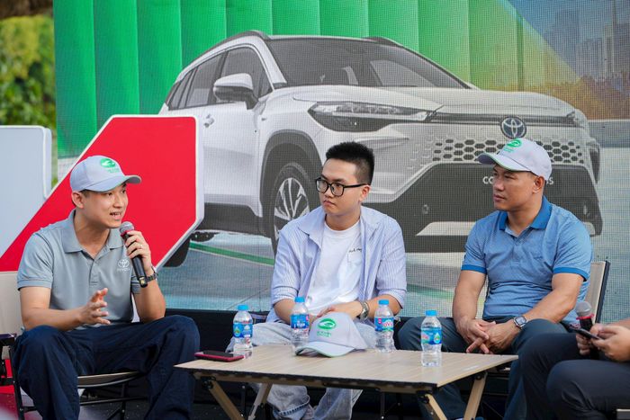 Tọa đàm về công nghệ hybrid trên ô tô giữa các chuyên gia với công chúng Thủ đô. Ảnh: PV