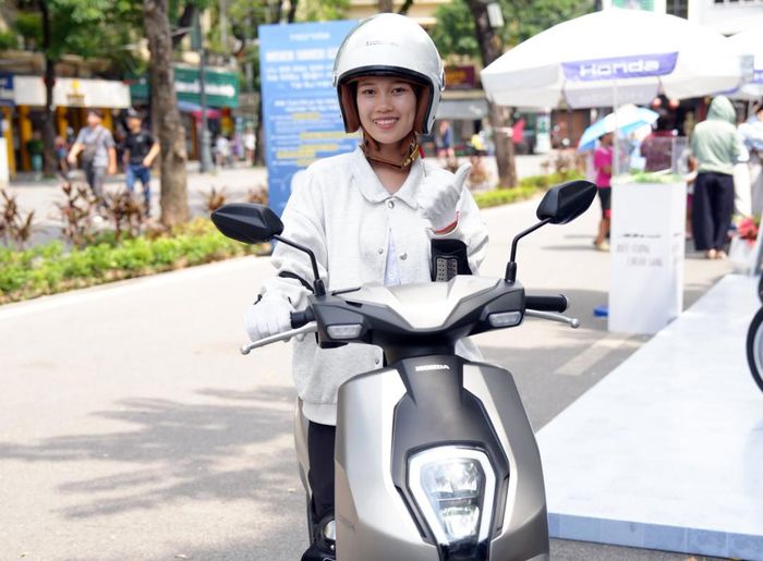 Một bạn trẻ lái thử Honda ICON e:. Ảnh: PV