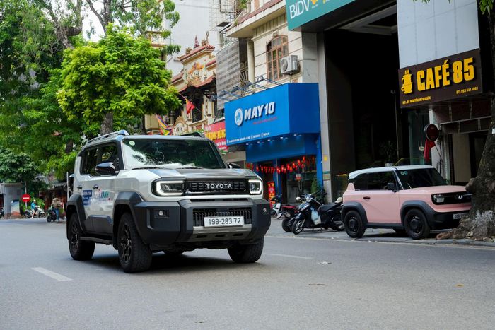 Một vị khách trải nghiệm Land Cruiser FJ trên đường phố Hà Nội. Ảnh: PV