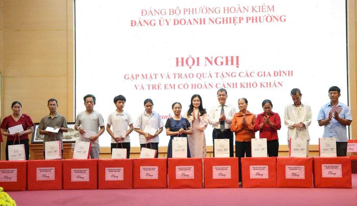 Đảng ủy Doanh nghiệp phường Hoàn Kiếm tặng quà các gia đình có hoàn cảnh khó khăn tại xã Thanh Thủy. Ảnh: PV