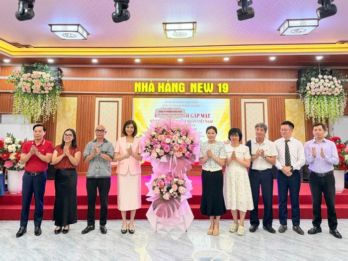 Phó Bí thư Thường trực Đảng ủy, Chủ tịch HĐND phường Trương Thị Thanh Nhàn chúc mừng Đảng bộ Doanh nghiệp phường. Ảnh: PV