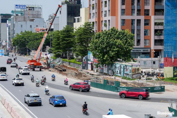 Cùng với việc hạn chế quay đầu, rẽ trái, Hà Nội cũng bổ sung hệ thống biển chỉ dẫn trên đường Đàm Quang Trung, đoạn giao với phố Vũ Lập. Các biển chỉ dẫn giúp phương tiện đi theo hướng Hồng Tiến - Nguyễn Văn Cừ chủ động lựa chọn lộ trình, qua đó hạn chế tập trung phương tiện tại khu vực đang thi công.