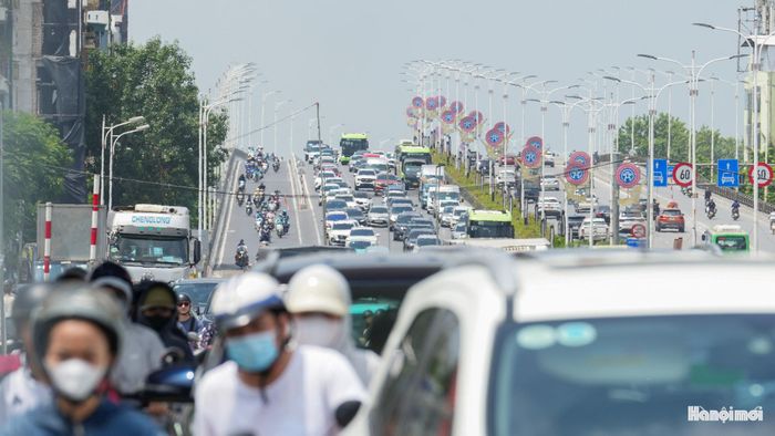 Các nhà thầu thi công dự án hầm chui nút giao Cổ Linh được yêu cầu đẩy nhanh tiến độ, đặc biệt tại khu vực nút giao. Phòng Cảnh sát giao thông Công an thành phố Hà Nội và UBND phường Long Biên bố trí lực lượng điều tiết, phân luồng, tăng cường kiểm tra, xử lý các trường hợp vi phạm trật tự, an toàn giao thông, dừng đỗ phương tiện trái quy định hoặc lấn chiếm lòng đường, vỉa hè gây cản trở giao thông.