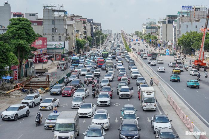 Vào các khung giờ cao điểm, dòng phương tiện từ nhiều hướng cùng dồn về khiến khu vực thường xuyên chịu áp lực giao thông.