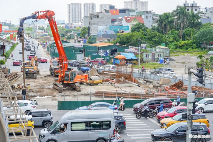 Việc tổ chức giao thông được triển khai trong bối cảnh khu vực nút giao Cổ Linh đang phục vụ thi công dự án hầm chui. Đây là khu vực có lưu lượng phương tiện lớn, kết nối nhiều tuyến đường quan trọng ở phía Đông Hà Nội.