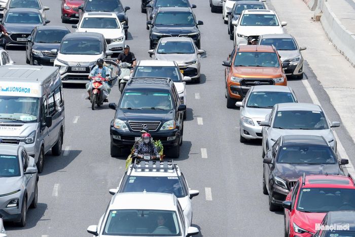 Trong ngày đầu triển khai phương án, việc bố trí biển báo, biển chỉ dẫn và phân luồng được chú trọng nhằm giúp người dân dễ nhận biết các hướng di chuyển mới. Người điều khiển phương tiện khi qua khu vực đường Cổ Linh cần quan sát biển báo, tuân thủ hướng dẫn và chủ động điều chỉnh hành trình, nhất là trong hai khung giờ cao điểm.