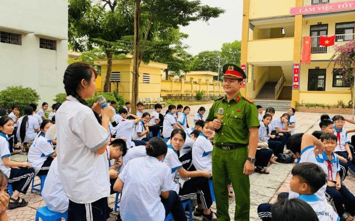 Công an xã Quảng Bị giao lưu trực tiếp với học sinh trong buổi tuyên truyền pháp luật về PCCC và CNCH, phòng ngừa các hành vi vi phạm pháp luật. Ảnh: Công an thành phố Hà Nội