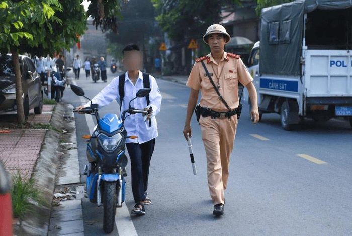 Đối với học sinh cấp THPT, việc tuyên truyền kiến thức liên quan đến giao thông đường bộ đặc biệt quan trọng. Ảnh: Công an thành phố Hà Nội