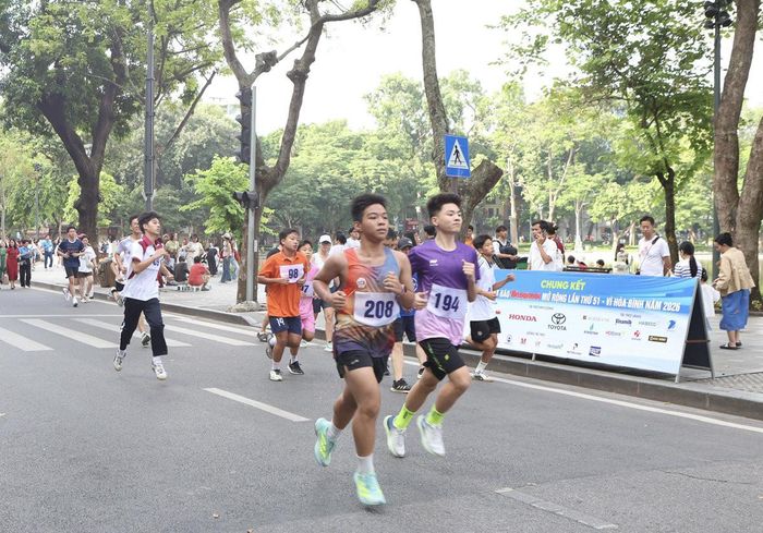 Các vận động viên nam Trung học cơ sở trên đường chạy sáng 27-9. Ảnh: Hànộimới
