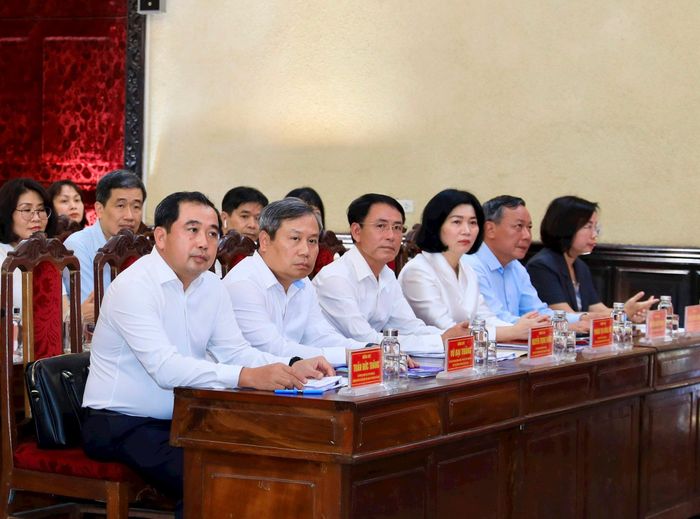 Bí thư Thành ủy, Trưởng Đoàn đại biểu Quốc hội thành phố Hà Nội Trần Đức Thắng và các đồng chí lãnh đạo thành phố Hà Nội dự hội nghị tiếp xúc cử tri. Ảnh: Quang Thái