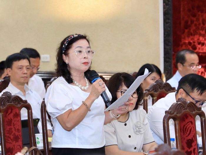 Cử tri Trương Thị Diễm Phương (phường Hoàn Kiếm) phát biểu ý kiến. Ảnh: Quang Thái