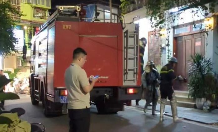 Đám cháy trên phố Nguyễn Quan Bích. Ảnh: Đức Tuấn