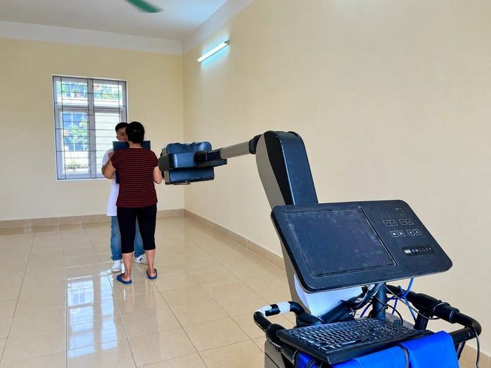 Để mang lại điều kiện thăm khám tốt nhất cho bà con, Trạm Y tế phường Long Biên đã phối hợp chặt chẽ cùng Bệnh viện Đa khoa Đức Giang điều động đội ngũ y bác sĩ giàu kinh nghiệm, mang theo trang thiết bị hiện đại về tận cơ sở.