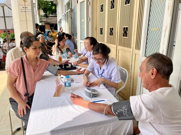Nhờ cách làm linh hoạt, kết hợp hài hòa giữa đăng ký theo danh sách và tiếp nhận bổ sung ngay tại thực địa theo phương châm "người thật, việc thật", chỉ trong hai ngày triển khai tại hai tổ dân phố Tư Đình 1 và Tư Đình 2, đoàn công tác đã thăm khám toàn diện cho gần 400 người dân, vượt mức kỳ vọng ban đầu của địa phương.