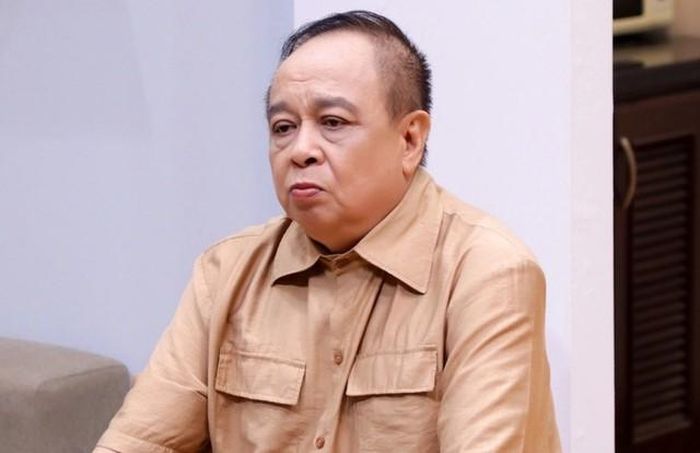 Phía sau sân khấu, Tiểu Bảo Quốc còn là người mát tay trong đầu tư bất động sản. Ông tham gia mua bán nhà đất nhiều lần, mỗi lần đều có lời. Hiện ông có 4 căn nhà, trong đó hai căn cho thuê, một căn để không, một căn để ở. Ngoài ra, ông còn hai mảnh đất rộng 4.000m2 và 4.500m2 ở Long An.