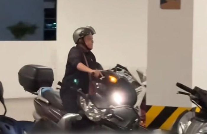 Sở hữu tài sản lớn nhưng Tiểu Bảo Quốc vẫn giữ nếp sống giản dị, mộc mạc nhiều năm nay. Ông vẫn "làm bạn" với chiếc xe máy cũ kỹ. Khi đi dự tiệc hay sự kiện, ông vẫn thoải mái đi bằng xe máy, trong khi nhiều đồng nghiệp đi bằng xe hơi sang trọng.