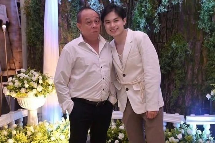 Sự nghiệp và kinh tế ổn định nhưng điều tiếc nuối của nghệ sĩ Tiểu Bảo Quốc chính là hôn nhân đổ vỡ. Ông từng không ít lần tâm sự rằng làm nghệ sĩ đồng nghĩa với việc chấp nhận hạnh phúc hiếm khi trọn vẹn. Hơn 20 năm qua, ông sống cảnh "gà trống nuôi con", vừa lo kinh tế vừa làm chỗ dựa tinh thần cho con trai.