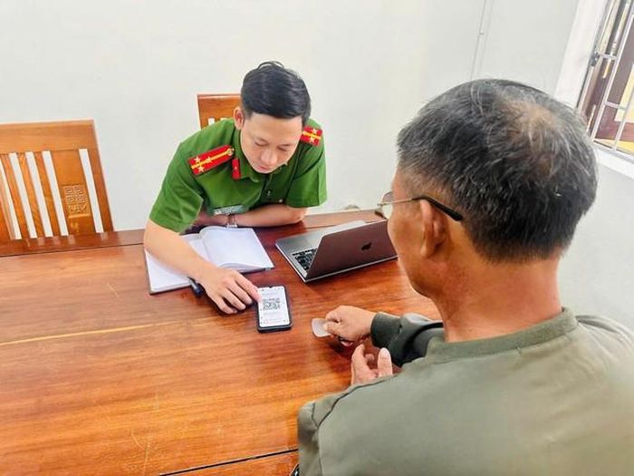 Công an kịp thời giúp người dân thoát vụ lừa đảo qua điện thoại. Ảnh: CAHT.