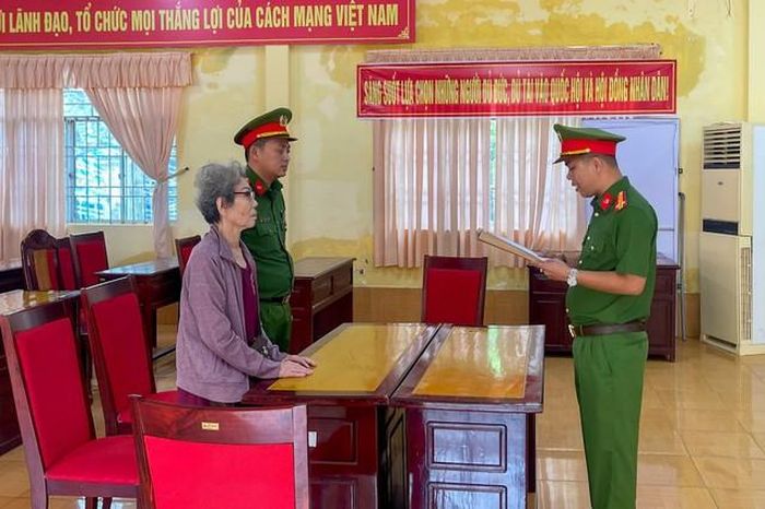 Cơ quan Cảnh sát điều tra Công an TP Cần Thơ tống đạt các quyết định tố tụng đối với bị can Ngô Kim Ngẩu. Ảnh: CACC