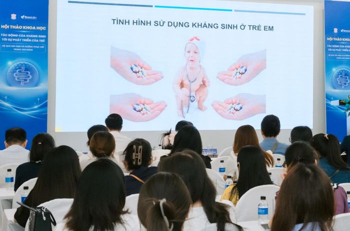 Do đó, Hội thảo tập trung làm rõ 2 chuyên đề chuyên môn: "Tác động của kháng sinh ảnh hưởng tới sự phát triển của trẻ" và "Vai trò của probiotics trong điều hòa miễn dịch và phục hồi hệ vi sinh đường ruột".