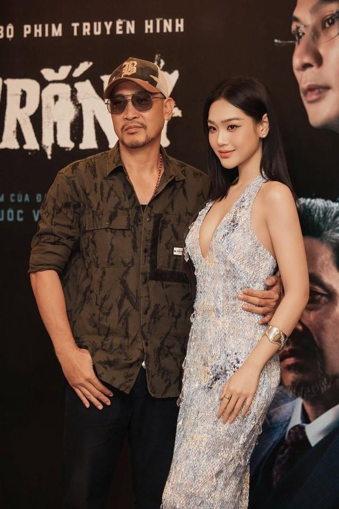 Diễn viên Cù Thị Trà và NSƯT Hồ Phong tại buổi ra mắt phim "Lửa trắng". Ảnh VTV