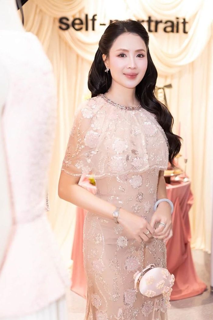 Sự linh hoạt trong cách xây dựng hình ảnh giúp Hồng Diễm luôn giữ được dấu ấn riêng. Dù trên màn ảnh hay ngoài đời, cô vẫn thiên về vẻ đẹp trang nhã thay vì tạo cảm giác quá cầu kỳ.