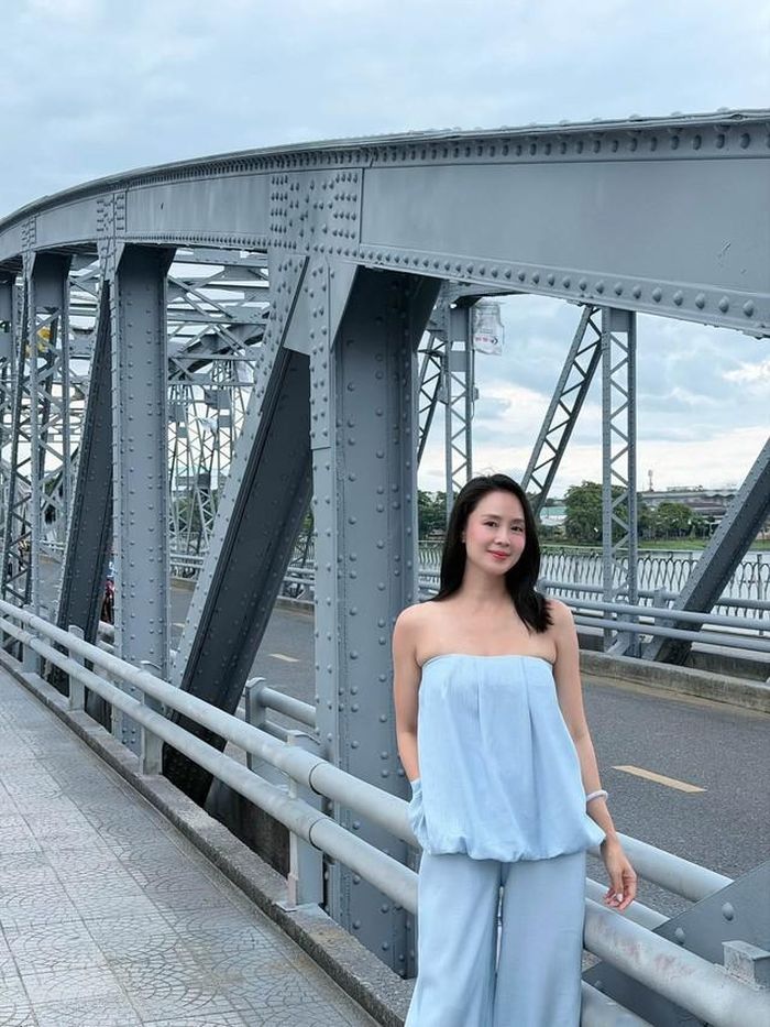 Một trong những điểm khiến Hồng Diễm nhận được nhiều lời khen là vẻ ngoài trẻ trung. Ở đời thường, cô thường xuất hiện với phong cách giản dị, gần gũi. Khi tham dự sự kiện, nữ diễn viên lại lựa chọn những thiết kế thanh lịch, tôn vóc dáng nhưng không quá phô trương.