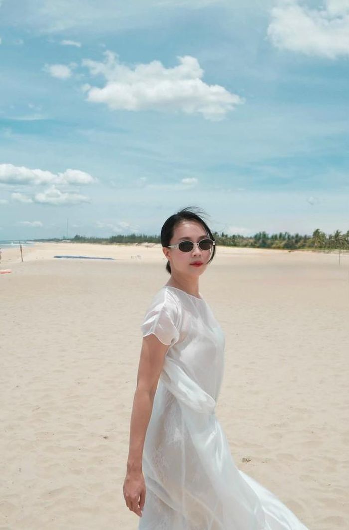 Không sở hữu vẻ đẹp quá sắc sảo, Hồng Diễm ghi dấu bằng đường nét hài hòa, nụ cười nhẹ nhàng và thần thái thanh lịch. Khi xuất hiện trên màn ảnh hay trong những bộ ảnh đời thường, nữ diễn viên thường lựa chọn phong cách trang điểm vừa phải, qua đó tôn lên vẻ tự nhiên.