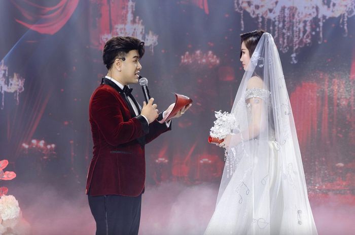 Akira Phan trao lời thề gắn bó với bạn đời: “Cảm ơn em vì đã thấu hiểu như chuyên gia tâm lý, để một người kiệm lời như anh đêm nào cũng có đủ thứ chuyện trên đời để tâm sự, cười giỡn cùng em mà không biết chán, giúp anh giảm căng thẳng và giữ lửa đam mê với nghề”.