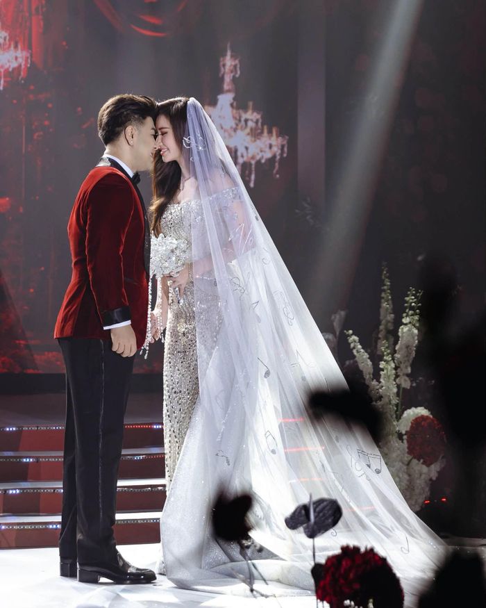 Mở đầu buổi tiệc, thông điệp về tình yêu trưởng thành được gửi gắm qua thước phim pre-wedding, kể lại chặng đường cả hai gặp gỡ và quyết định xây dựng tổ ấm khi đã đủ chín chắn. Điểm nhấn của phần lễ là khoảnh khắc Akira Phan xuất hiện trên sân khấu, cất giọng hát ca khúc "Mọi chuyện anh lo" - bài hát do anh đặt sáng tác tặng bạn đời.