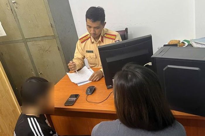 Đội CSGT đường bộ số 4 làm việc với gia đình và thiếu niên vi phạm - (ảnh Công an TP Hà Nội).