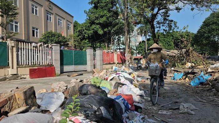 Tại một số vị trí vẫn còn tình trạng đổ rác thải, phế thải.