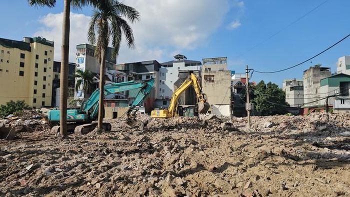 Nhiều máy móc được huy động giúp tháo dỡ mặt bằng dự án đường Phạm Hùng - Lê Đức Thọ.