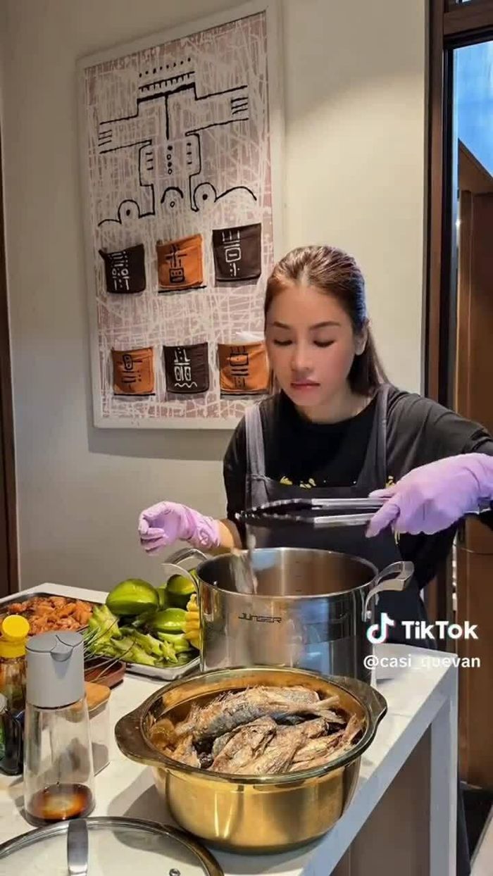 Với món cá nục kho thịt cực hợp cho những ngày mưa. Cá nục được Quế Vân chiên sơ trước khi kho, kết hợp với thịt ba chỉ béo ngậy cùng vị chua thanh từ khế, dứa, cay nồng từ tiêu và ớt tươi.