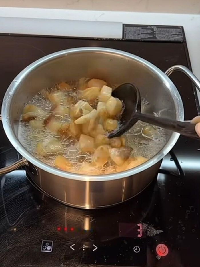 Trong lúc kho thịt, mỹ nhân 8x tranh thủ làm tóp mỡ để nấu các món ăn. Cô bày tỏ: "Không biết mọi người thế nào nhưng Vân thì rất thích nấu mỡ".