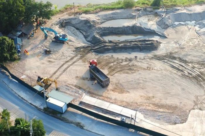 Máy móc được tập kết bên trong khu mỏ, dấu hiệu hoạt động sản xuất vẫn đang diễn ra bình thường.