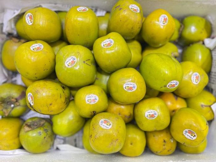 Hồng được úp ngược núm quả xuống để nhanh chín, đến khi lớp vỏ da tre trong veo dần ra, cầm mềm tay là báo hiệu quả hồng bắt đầu chín.