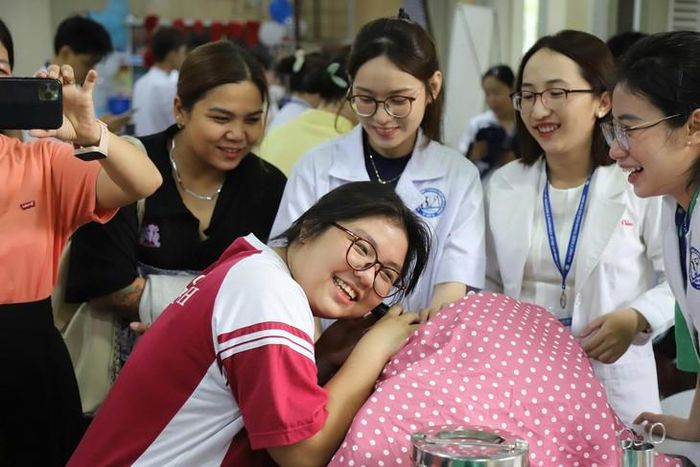 Các bác sĩ trẻ tham gia kiểm tra năng lực cấp cứu trước khi tuyển dụng tại Ngày hội việc làm ngành y 2026. Ảnh: P.Thương.