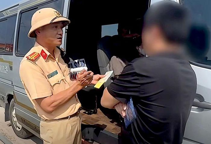 Tài xế chở 4 khách thu 200.000 đồng trên cao tốc Hà Nội - Bắc Giang có thể đối mặt mức phạt tới 14 triệu đồng và bị trừ 6 điểm GPLX.
