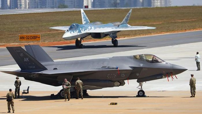 Máy bay chiến đấu thế hệ thứ 5 Su-57 Nga và máy bay chiến đấu F-35 của Không quân Mỹ được trưng bày tại triển lãm hàng không Aero India 2025. (Ảnh: Sp)