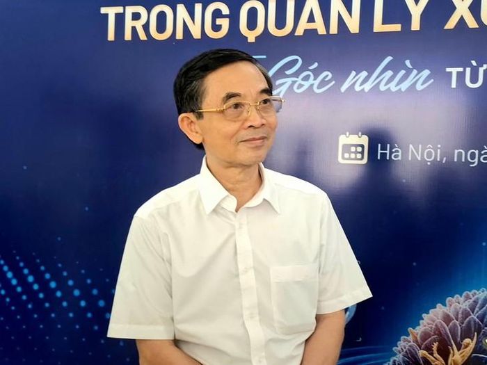 TTND.GS.TS.BS Đồng Khắc Hưng chia sẻ tại Hội thảo khoa học “Từ khuyến cáo đến thực hành lâm sàng trong quản lý xơ phổi tiến triển - Góc nhìn từ Thái Lan đến Việt Nam”. Ảnh: Quỳnh Mai. 