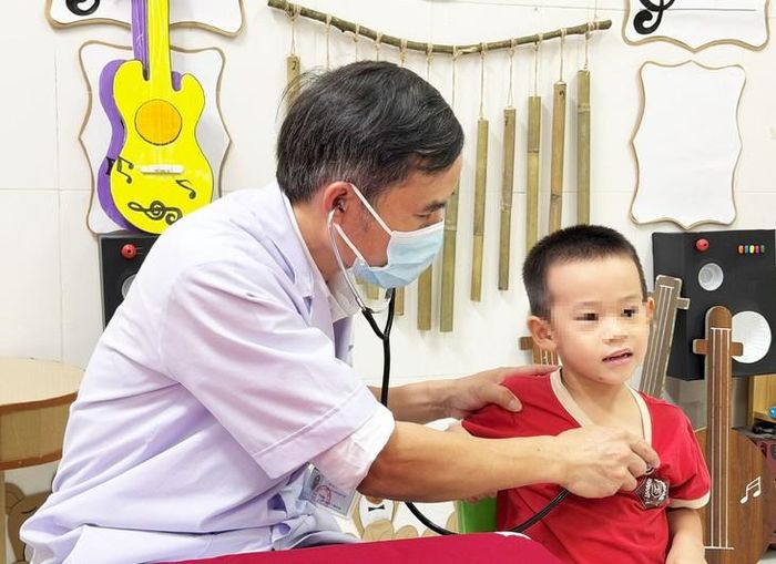Các trẻ mầm non Hương Sen (phường Thành Sen) được khám sức khỏe đầu năm học mới 2026 - 2027. Ảnh: Thanh Loan.