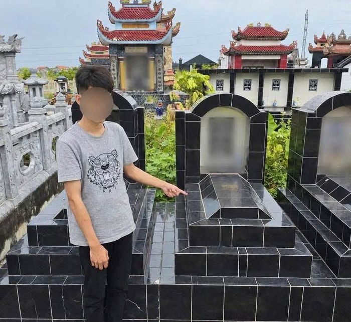 Nam thanh niên thua "kèo" thực hiện hành vi tiểu tiện lên mộ, đập phá đồ thờ cúng tại mộ. Ảnh: Cơ quan Công an.