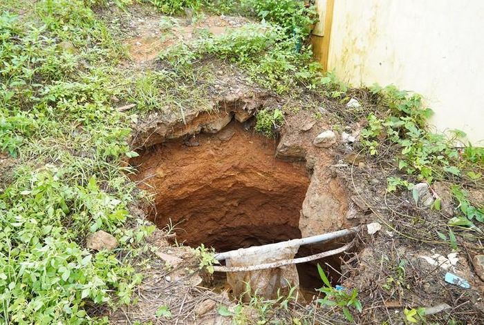 "Hố tử thần" xuất hiện trong khuôn viên Trường Phổ thông Dân tộc bán trú Tiểu học và THCS Ngân Thủy. Ảnh: Hồng Mến.